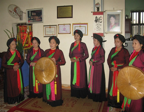 Câu lạc bộ quan họ Hữu nghị chuẩn bị biểu diễn. Ảnh: Dương Trí-TTXVN