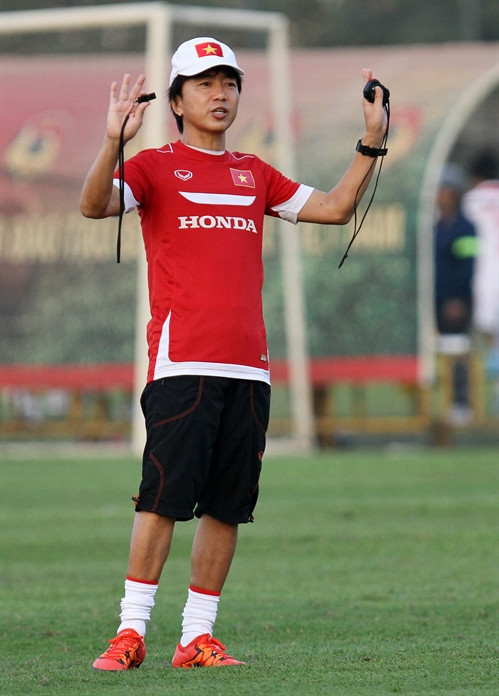 HLV trưởng Toshyia Miua trong buổi tập của đội tuyển bóng đá U23 quốc gia trên sân tập Trung tâm đào tạo bóng đá trẻ Việt Nam (Hà Nội) chuẩn bị cho VCK U23 Châu Á được diễn ra tai Doha (Qatar) vào tháng 1 năm 2016. Ảnh: Quốc Khánh - TTXVN HLV trưởng Toshyia Miua trong buổi tập của đội tuyển bóng đá U23 quốc gia trên sân tập Trung tâm đào tạo bóng đá trẻ Việt Nam (Hà Nội) chuẩn bị cho VCK U23 Châu Á được diễn ra tai Doha (Qatar) vào tháng 1 năm 2016. Ảnh: Quốc Khánh - TTXVN