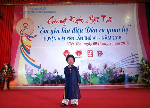"Liền anh" tí hon tham gia cuộc thi "Em yêu làn điệu dân ca quan họ" do Công ty Bagico cùng ngành văn hóa và giáo dục huyện Việt Yên tổ chức hàng năm. Ảnh: Dương Trí-TTXVN