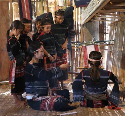Truyền dạy văn hóa dân tộc cho thế hệ trẻ đang được người dân tộc thiểu số tại Gia Lai chú trọng. Ảnh: Hồng Điệp - TTXVN Việc bảo tồn giá trị văn hóa cồng chiêng sẽ kéo theo bảo tồn các giá trị văn hóa cộng đồng dân tộc thiểu số khác. Ảnh: Hồng Điệp - TTXVN Các đội cồng chiêng tại buôn làng thường xuyên tập luyện. Ảnh: Hồng Điệp - TTXVN Một đội diễn tấu cồng chiêng tại buôn làng dân tộc Bahnar huyện Kbang. Ảnh: Hồng Điệp - TTXVN Các vật dụng sinh hoạt của người dân được trưng bày trong nhà Rông văn hóa tại các làng. Ảnh: Hồng Điệp - TTXVN Truyền dạy văn hóa dân tộc cho thế hệ trẻ đang được người dân tộc thiểu số tại Gia Lai chú trọng. Ảnh: Hồng Điệp - TTXVN Việc bảo tồn giá trị văn hóa cồng chiêng sẽ kéo theo bảo tồn các giá trị văn hóa cộng đồng dân tộc thiểu số khác. Ảnh: Hồng Điệp - TTXVN Các đội cồng chiêng tại buôn làng thường xuyên tập luyện. Ảnh: Hồng Điệp - TTXVN Một đội diễn tấu cồng chiêng tại buôn làng dân tộc Bahnar huyện Kbang. Ảnh: Hồng Điệp - TTXVN Các vật dụng sinh hoạt của người dân được trưng bày trong nhà Rông văn hóa tại các làng. Ảnh: Hồng Điệp - TTXVN