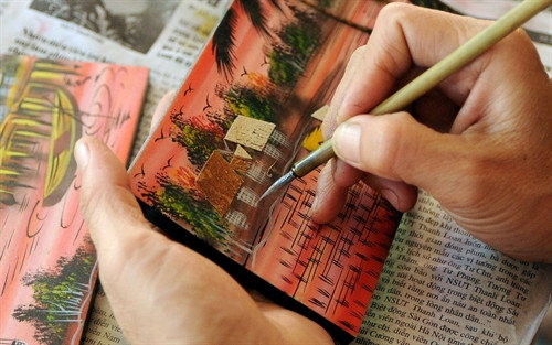 Một công đoạn vẽ trang trí được thể hiện một cách nhẹ nhàng và sinh động trên từng sản phẩm sơn mài.