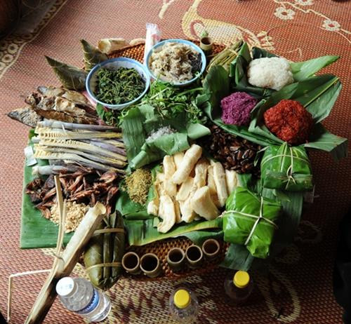 Sau khi cúng mọi người thưởng thức bữa cơm mừng cho đôi vợ chồng Sau khi cúng mọi người thưởng thức bữa cơm mừng cho đôi vợ chồng