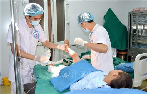 Các y bác bĩ Bệnh viện Đa khoa Hùng Vương điều trị vết thương cho bệnh nhân bị bỏng. Ảnh: Trung Kiên - TTXVN Các y bác bĩ Bệnh viện Đa khoa Hùng Vương điều trị vết thương cho bệnh nhân bị bỏng. Ảnh: Trung Kiên - TTXVN