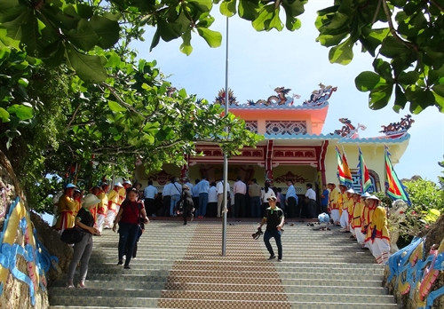 Đường lên đền thờ Tổ nghề khai thác yến sào trên Đảo yến Hòn Nội. Ảnh: Nguyên Lý-TTXVN