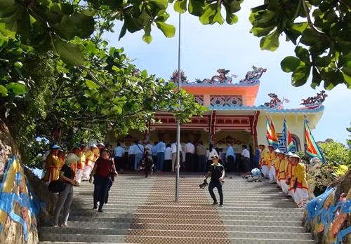Đường lên đền thờ Tổ nghề khai thác yến sào trên Đảo yến Hòn Nội. Ảnh: Nguyên Lý-TTXVN