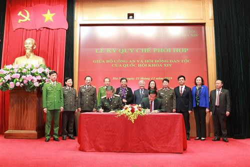 Trước sự chứng kiến của đồng chí Tòng Thị Phóng, Phó Chủ tịch Thường trực Quốc hội cùng các đại biểu, Bộ trưởng Tô Lâm và Chủ tịch Hội đồng Dân tộc của Quốc hội khóa XIV Hà Ngọc Chiến đã ký quy chế phối hợp công tác giữa hai cơ quan. Ảnh: bocongan.gov.vn