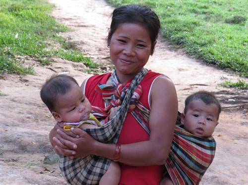 Chị Y Nang và 2 đứa con ở bản Cà Roòng 1. Chị Y Nang và 2 đứa con ở bản Cà Roòng 1.