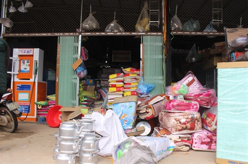 Một gian hàng trong đại lý của anh Hùng, tất cả các mặt hàng đều là hàng Việt. Một gian hàng trong đại lý của anh Hùng, tất cả các mặt hàng đều là hàng Việt.