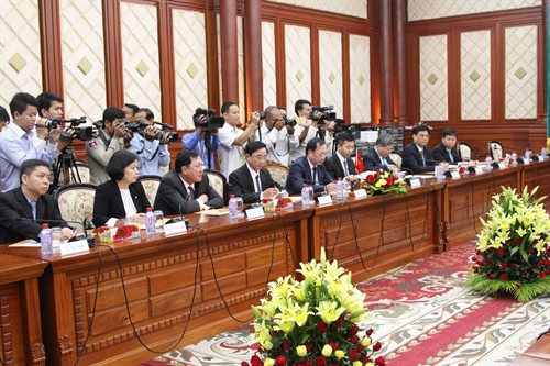 Đoàn đại biểu cấp cao Bộ Công an Việt Nam do Thượng tướng Nguyễn Văn Thành, Ủy viên Trung ương Đảng, Thứ trưởng Bộ Công an dẫn đầu tại cuộc hội đàm. Ảnh: Phan Minh Hưng và Danh Chanh Đa, P/v TTXVN tại Campuchia.