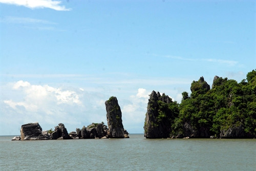 Danh thắng hòn Phụ tử tại huyện Kiên Lương, Hà Tiên Toàn cảnh Mũi Nai nhìn từ trên đỉnh Tà Pang Một góc danh thắng hòn Phụ tử tại huyện Kiên Lương, Hà Tiên Danh thắng hòn Phụ tử tại huyện Kiên Lương, Hà Tiên Toàn cảnh Mũi Nai nhìn từ trên đỉnh Tà Pang Một góc danh thắng hòn Phụ tử tại huyện Kiên Lương, Hà Tiên