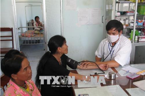 Chăm sóc sức khỏe cho đồng bào dân tộc Raglai ở huyện miền núi Bác Ái. Ảnh: Công Thử - TTXVN Chăm sóc sức khỏe cho đồng bào dân tộc Raglai ở huyện miền núi Bác Ái. Ảnh: Công Thử - TTXVN