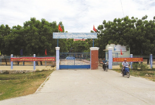 Các công trình phúc lợi xã hội được đầu tư xây dựng, góp phần nâng cao chất lượng cuộc sống của đồng bào Các công trình phúc lợi xã hội được đầu tư xây dựng, góp phần nâng cao chất lượng cuộc sống của đồng bào