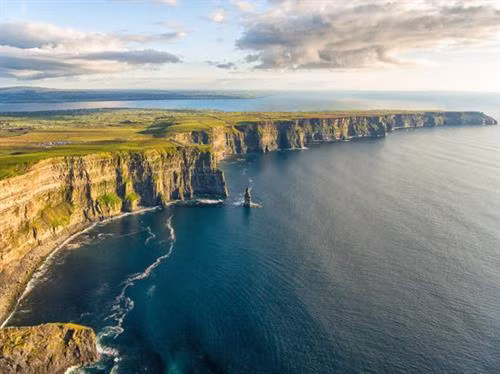 Một trong những thắng cảnh thiên nhiên được truy cập nhiều nhất của Ireland, các vách đá Moher kéo dài dọc theo bờ biển phía tây của đất nước. Các vách đá gồ ghề tạo ra khung cảnh hùng vĩ xuống đại dương bên dưới.