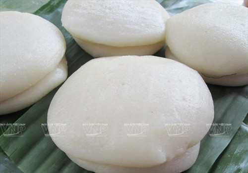 Loại bánh giầy không nhân trắng tinh, dẻo mềm thường được dùng ăn kèm với giò lụa.