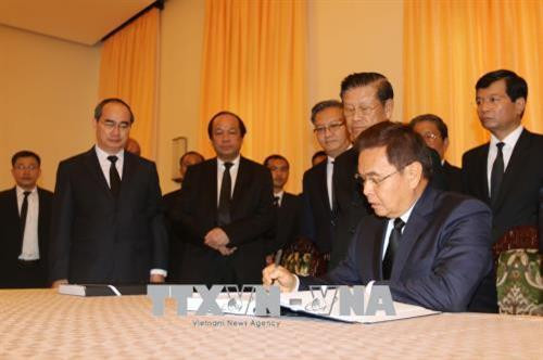 Chủ tịch Mặt trận Lào xây dựng đất nước Xay - xỏm - phôn Phôm - vi - hản viếng và ghi sổ tang nguyên Thủ tướng Chính phủ Phan Văn Khải. Ảnh: Thanh Vũ - TTXVN Chủ tịch Mặt trận Lào xây dựng đất nước Xay - xỏm - phôn Phôm - vi - hản viếng và ghi sổ tang nguyên Thủ tướng Chính phủ Phan Văn Khải. Ảnh: Thanh Vũ - TTXVN