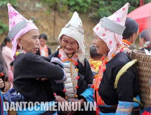 Đồng bào dân tộc xuống chợ để giao lưu, trò chuyện với nhau. Ảnh: Quý Trung Đồng bào dân tộc xuống chợ để giao lưu, trò chuyện với nhau. Ảnh: Quý Trung