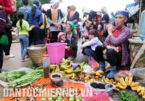 Chợ phiên Vàng Ma Chải bán các mặt hàng nông sản do chính đồng bào dân tộc sản xuất như: hoa quả, rau màu, măng rừng, miến... Ảnh: Quý Trung Chợ phiên Vàng Ma Chải bán các mặt hàng nông sản do chính đồng bào dân tộc sản xuất như: hoa quả, rau màu, măng rừng, miến... Ảnh: Quý Trung