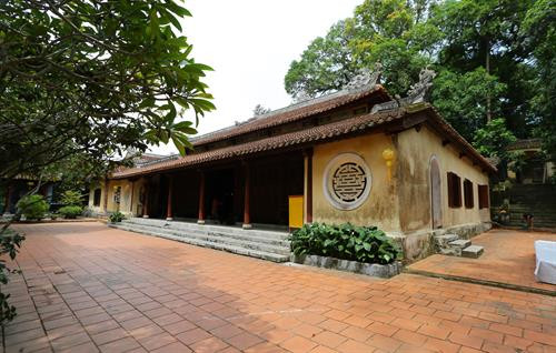 Tháp Điều Ngự trong chùa Thánh Duyên, nơi để vua điều phục và chế ngự tâm. Ảnh: Hồ Cầu - TTXVN Chính điện chùa Thánh Duyên. Ảnh: Hồ Cầu - TTXVN Ngôi chính điện chùa Thánh Duyên. Ảnh: Hồ Cầu - TTXVN Cổng tam quan chùa Thánh Duyên. Ảnh: Hồ Cầu - TTXVN