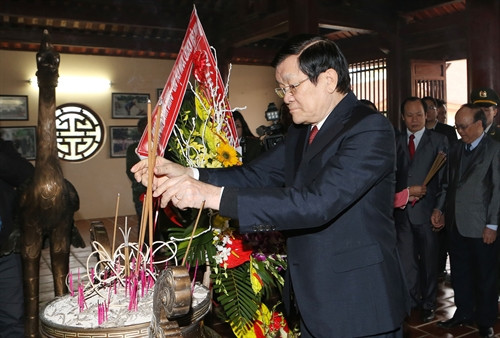 Chủ tịch nước Trương Tấn Sang đến dâng hoa và thắp hương tưởng niệm cố Tổng Bí thư Lê Hồng Phong ở huyện Hưng Nguyên.Ảnh: Nguyễn Khang – TTXVN