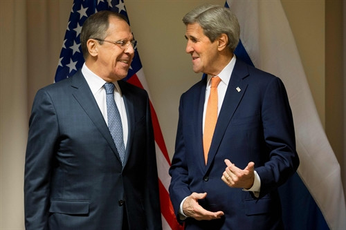 Trong ảnh (tư liệu): Ngoại trưởng Nga Sergei Lavrov (trái) gặp người đồng cấp Mỹ John Kerry nhằm thảo luận về hòa đàm Syria tại Zurich, Thụy Sĩ, ngày 20/01. AFP/TTXVN