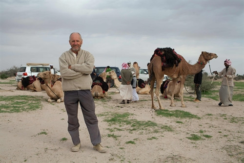 Mark Evans cùng đoàn thám hiểm tại sa mạc ở phía nam thủ đô Doha của Qatar ngày 26/1. AFP-TTXVN Mark Evans cùng đoàn thám hiểm tại sa mạc ở phía nam thủ đô Doha của Qatar ngày 26/1. AFP-TTXVN