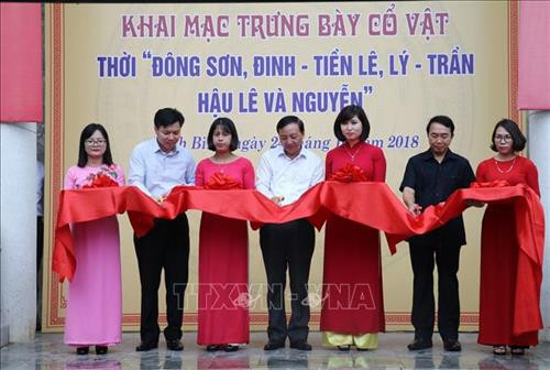 Cắt băng khai mạc gian trưng bày. Ảnh: Ninh Đức Phương - TTXVN