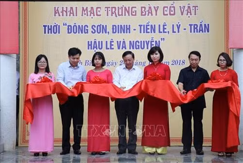 Cắt băng khai mạc gian trưng bày. Ảnh: Ninh Đức Phương - TTXVN