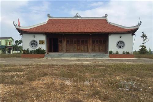 Sân nền trước Nhà tưởng niệm, Khu lưu niệm đồng chí Phùng Chí Kiên vẫn chưa hoàn thành. Ảnh: Tá Chuyên - TTXVN Sân nền trước Nhà tưởng niệm, Khu lưu niệm đồng chí Phùng Chí Kiên vẫn chưa hoàn thành. Ảnh: Tá Chuyên - TTXVN