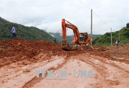 Công ty xây dựng và quản lý đường bộ 1 (Lai Châu) huy động máy móc phương tiện khắc phục khai thông tuyến giao thông trên quốc lộ 4H đường đi Mường Tè Lai Châu - Mường Nhé Điện Biên. Ảnh: Quý Trung – TTXVN Công ty xây dựng và quản lý đường bộ 1 (Lai Châu) huy động máy móc phương tiện khắc phục khai thông tuyến giao thông trên quốc lộ 4H đường đi Mường Tè Lai Châu - Mường Nhé Điện Biên. Ảnh: Quý Trung – TTXVN