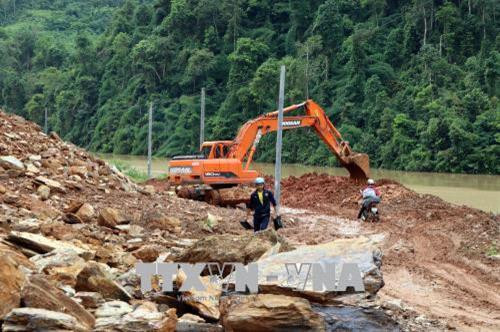 Công ty xây dựng và quản lý đường bộ 1 (Lai Châu) huy động máy móc phương tiện khắc phục khai thông tuyến giao thông trên quốc lộ 4H đường đi Mường Tè Lai Châu - Mường Nhé Điện Biên. Ảnh: Quý Trung – TTXVN Công ty xây dựng và quản lý đường bộ 1 (Lai Châu) huy động máy móc phương tiện khắc phục khai thông tuyến giao thông trên quốc lộ 4H đường đi Mường Tè Lai Châu - Mường Nhé Điện Biên. Ảnh: Quý Trung – TTXVN