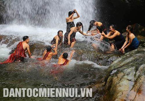 Thác A Nôr nằm cách trung tâm huyện A Lưới khoảng 3 km, thuộc làng Việt Tiến, xã Hồng Kim, là một điểm đến hấp dẫn mỗi khi du khách có dịp dừng chân ở A Lưới. Ảnh: Hồ Cầu