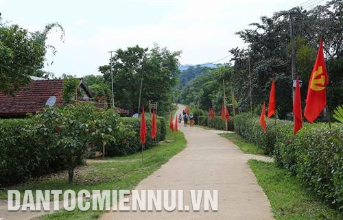 Dù đời sống kinh tế còn hạn chế nhưng đồng bào dân tộc sinh sống trên địa bàn huyện A Lưới rất có ý thức trong việc đóng góp sức người, sức của xây dựng cơ sở hạ tầng, bảo vệ cảnh quan, môi trường sạch đẹp. Ảnh: Hồ Cầu