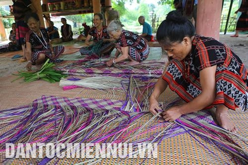Khôi phục nghề dệt chiếu truyền thống bằng lá dứa, góp phần gìn giữ những nét văn hóa truyền thống của đồng bào dân tộc ở huyện A Lưới. Ảnh: Hồ Cầu