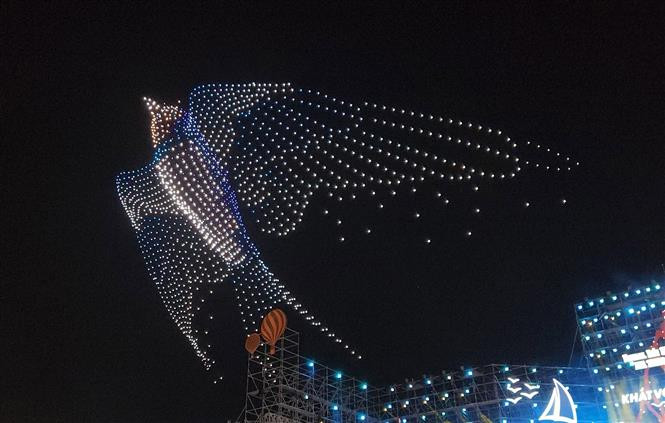 1.653 thiết bị bay trình diễn ánh sáng đêm khai mạc Festival Biển Nha Trang - Khánh Hòa. Ảnh Đặng Tuấn – TTXVN Khai mạc Festival Biển Nha Trang - Khánh Hòa lần thứ X ảnh 4