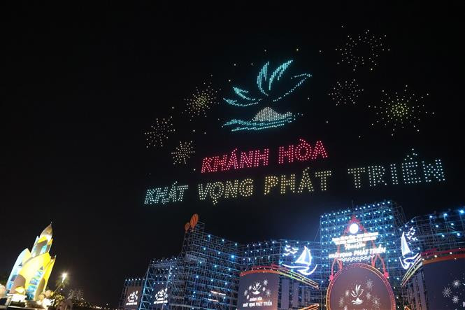 Chương trình ánh sáng nghệ thuật hiện đại được trình diễn tại Festival Biển Nha Trang - Khánh Hòa lần thứ 10 . Ảnh Đặng Tuấn – TTXVN Khai mạc Festival Biển Nha Trang - Khánh Hòa lần thứ X ảnh 6