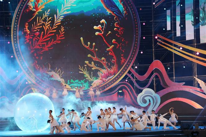 Một chương trình nghệ thuật tại lễ khai mạc. Ảnh Đặng Tuấn – TTXVN Khai mạc Festival Biển Nha Trang - Khánh Hòa lần thứ X ảnh 3