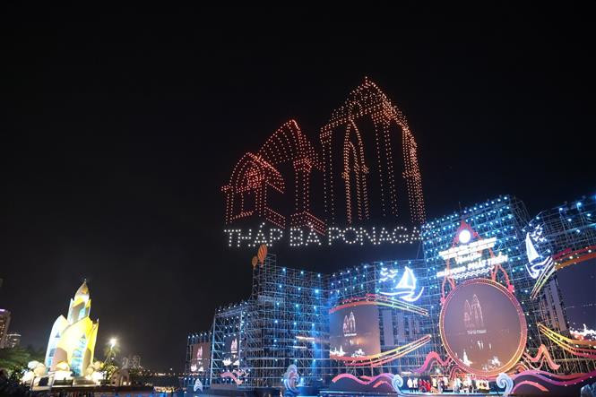 Màn trình diễn ánh sáng nghệ thuật bằng 1.653 drone (thiết bị bay không người lái) đã làm cho bầu trời phố biển Nha Trang trở nên rực rỡ, lung linh. Ảnh Đặng Tuấn – TTXVN Khai mạc Festival Biển Nha Trang - Khánh Hòa lần thứ X ảnh 5