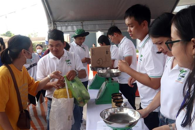 Nhiều gia đình đến trải nghiệm các chương trình, như đổi vỏ nhựa, rác thải điện tử lấy quà... Ảnh: Lê Sen - TTXVN Kiên Giang: Đổi rác lấy quà trong "Ngày hội sống xanh" ảnh 2