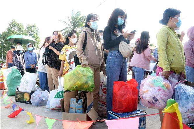 Nhiều người đến đổi rác thải lấy quà. Ảnh: Lê Sen - TTXVN Kiên Giang: Đổi rác lấy quà trong "Ngày hội sống xanh" ảnh 1