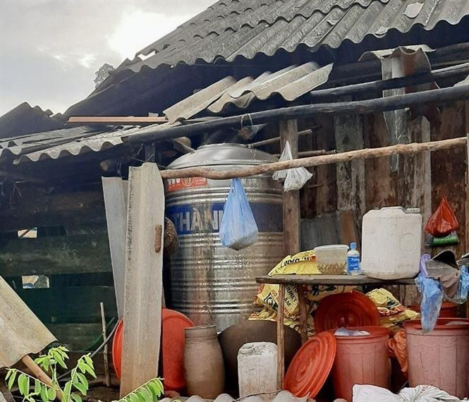 Nhiều tài sản của người dân ở Yên Bái đã bị hư hỏng sau trận mưa dông. Ảnh: TTXVN phát Yên Bái: Một người mất tích, nhiều nhà dân bị thiệt hại do dông lốc ảnh 2