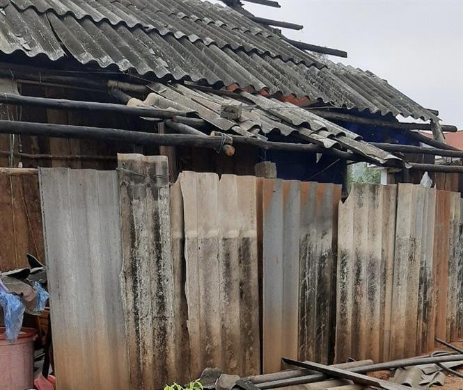 Mưa dông tại Yên Bái tối 2/6 gây thiệt hại tài sản của người dân. Ảnh - TTXVN phát Yên Bái: Một người mất tích, nhiều nhà dân bị thiệt hại do dông lốc ảnh 1