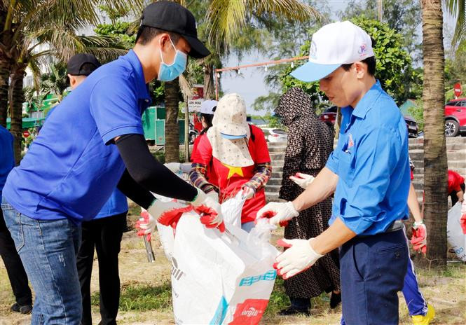 Các đoàn viên, thanh niên, tình nguyện viên tổ chức các đội hình thu gom, phân loại rác thải tại các khu vực đông dân cư, tuyến đường du lịch, chợ, bãi biển...Ảnh: Võ Dung - TTXVN Tuổi trẻ Quảng Bình chung tay làm sạch môi trường, xây dựng nếp sống văn minh ảnh 1