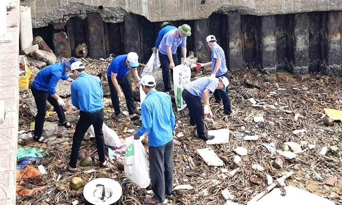 Khoảng 2 tấn rác thải đã được các đoàn viên thanh niên, tình nguyện viện thu gom ngay sau buổi lễ phát động. Ảnh: Võ Dung - TTXVN Tuổi trẻ Quảng Bình chung tay làm sạch môi trường, xây dựng nếp sống văn minh ảnh 4