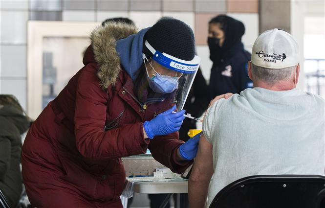 Nhân viên y tế tiêm vaccine ngừa COVID-19 cho người dân tại Toronto, Canada, ngày 28/3/2022. Ảnh: THX/TTXVN Canada cho phép tiêm liều tăng cường vaccine ngừa COVID-19 cho trẻ 5-11 tuổi ảnh 2