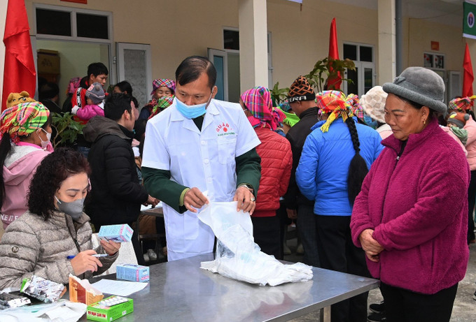 Quân y bộ đội biên phòng khám chữa bệnh, cấp thuốc miễn phí cho bà con xã Sơn Vĩ (huyện Mèo Vạc). Thắt chặt tình đoàn kết quân dân nơi địa đầu cực Bắc Tổ quốc ảnh 3