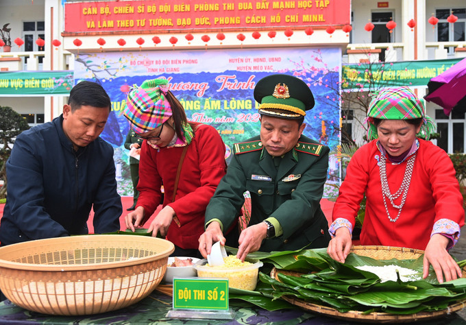 Lãnh đạo Bộ Chỉ huy Bộ đội Biên phòng tỉnh Hà Giang tham gia cùng bà con gói bánh chưng xanh Thắt chặt tình đoàn kết quân dân nơi địa đầu cực Bắc Tổ quốc ảnh 2