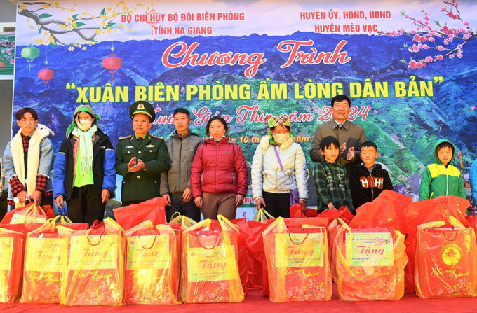 Lãnh đạo Bộ Chỉ huy Bộ đội Biên phòng tỉnh Hà Giang cùng các nhà hảo tâm tặng quà Tết cho bà con xã Sơn Vĩ (huyện Mèo Vạc) Thắt chặt tình đoàn kết quân dân nơi địa đầu cực Bắc Tổ quốc ảnh 1