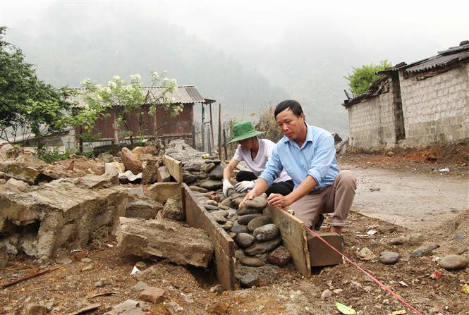 Ông Lò Văn Phới (không đội mũ), Chủ tịch Hội Nông dân xã Ngọc Chiến, huyện Mường La, tỉnh Sơn La cùng gia đình xây tường bằng đá để tạo sự thông thoáng, đẹp mắt. Ảnh: Nguyễn Cường - TTXVN Lan tỏa làm theo Bác ở vùng cao Mường La ảnh 3