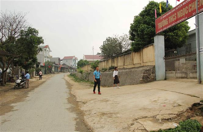 Tuyến đường trung tâm xã được ông Lò Văn Phới, Chủ tịch Hội Nông dân xã Ngọc Chiến, huyện Mường La, tỉnh Sơn La hiến đất để mở rộng. Ảnh: Nguyễn Cường - TTXVN Lan tỏa làm theo Bác ở vùng cao Mường La ảnh 2
