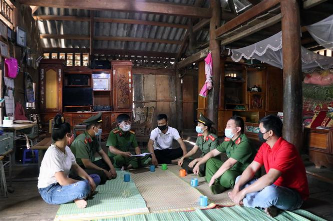 Công an huyện Mường La thường xuyên tuyên truyền, vận động người dân chấp hành nghiêm các quy định của pháp luật. Ảnh: Hữu Quyết - TTXVN Lan tỏa làm theo Bác ở vùng cao Mường La ảnh 4